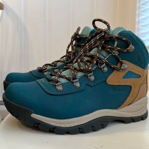 NWOB Columbia Women's Newton Ridge™ Plus
Waterproof Hiking Boot - Wide